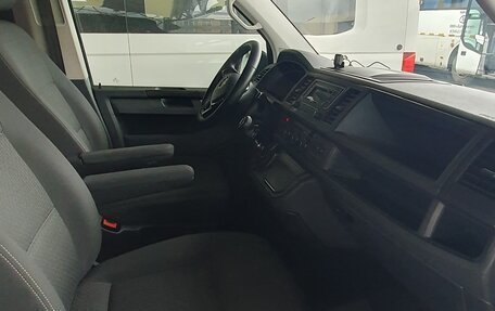 Volkswagen Multivan T6 рестайлинг, 2017 год, 2 700 000 рублей, 11 фотография