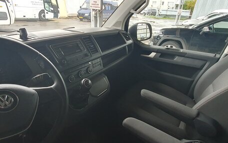 Volkswagen Multivan T6 рестайлинг, 2017 год, 2 700 000 рублей, 17 фотография