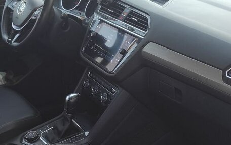 Volkswagen Tiguan II, 2018 год, 2 500 000 рублей, 3 фотография