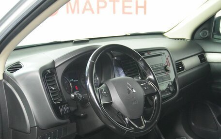 Mitsubishi Outlander III рестайлинг 3, 2015 год, 1 759 000 рублей, 9 фотография