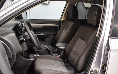 Mitsubishi Outlander III рестайлинг 3, 2013 год, 1 400 000 рублей, 10 фотография