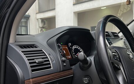 Toyota Land Cruiser Prado 150 рестайлинг 2, 2021 год, 5 700 000 рублей, 8 фотография