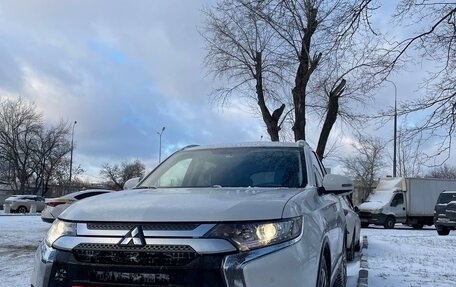 Mitsubishi Outlander III рестайлинг 3, 2021 год, 2 550 000 рублей, 2 фотография
