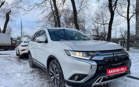 Mitsubishi Outlander III рестайлинг 3, 2021 год, 2 550 000 рублей, 3 фотография