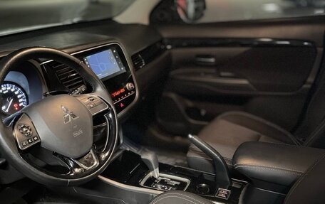 Mitsubishi Outlander III рестайлинг 3, 2021 год, 2 550 000 рублей, 8 фотография