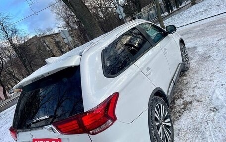 Mitsubishi Outlander III рестайлинг 3, 2021 год, 2 550 000 рублей, 5 фотография