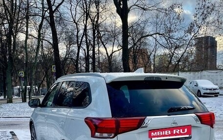 Mitsubishi Outlander III рестайлинг 3, 2021 год, 2 550 000 рублей, 6 фотография