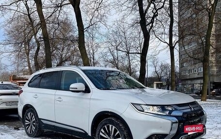Mitsubishi Outlander III рестайлинг 3, 2021 год, 2 550 000 рублей, 4 фотография