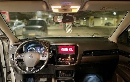 Mitsubishi Outlander III рестайлинг 3, 2021 год, 2 550 000 рублей, 10 фотография