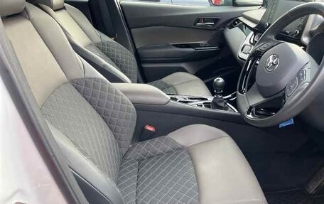 Toyota C-HR I рестайлинг, 2023 год, 1 760 000 рублей, 9 фотография