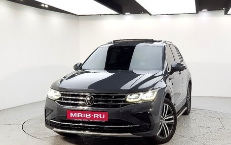 Volkswagen Tiguan II, 2021 год, 2 410 013 рублей, 2 фотография