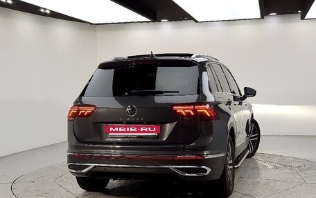 Volkswagen Tiguan II, 2021 год, 2 410 013 рублей, 3 фотография