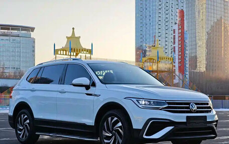Volkswagen Tiguan II, 2022 год, 1 900 000 рублей, 3 фотография