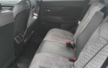 Mitsubishi Outlander III рестайлинг 3, 2018 год, 2 100 000 рублей, 9 фотография