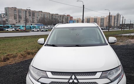 Mitsubishi Outlander III рестайлинг 3, 2018 год, 2 100 000 рублей, 2 фотография