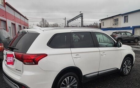 Mitsubishi Outlander III рестайлинг 3, 2018 год, 2 100 000 рублей, 4 фотография