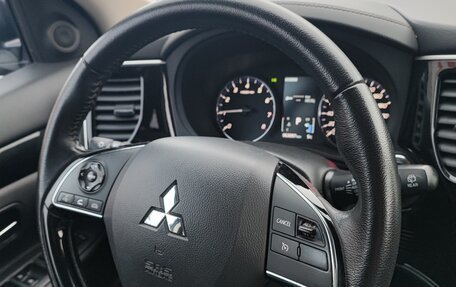 Mitsubishi Outlander III рестайлинг 3, 2018 год, 2 100 000 рублей, 21 фотография