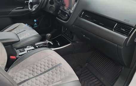 Mitsubishi Outlander III рестайлинг 3, 2018 год, 2 100 000 рублей, 16 фотография