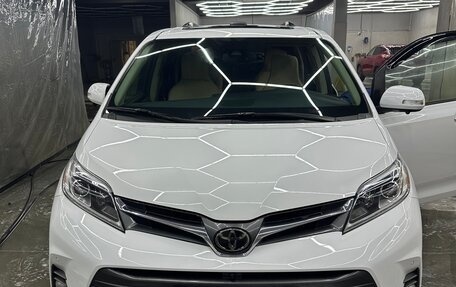 Toyota Sienna III, 2020 год, 4 900 000 рублей, 8 фотография