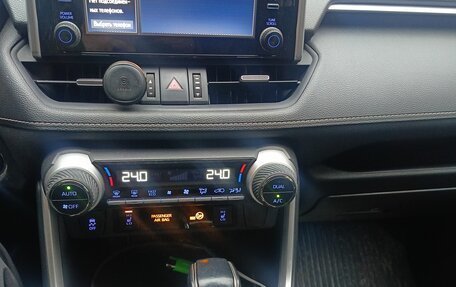 Toyota RAV4, 2020 год, 3 300 000 рублей, 9 фотография