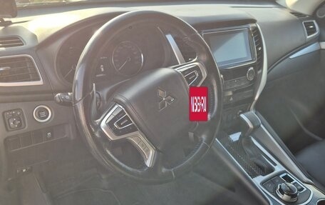 Mitsubishi Pajero Sport III рестайлинг, 2019 год, 2 900 000 рублей, 10 фотография