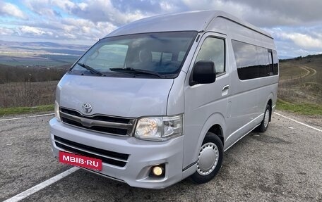 Toyota HiAce H200, 2010 год, 1 670 000 рублей, 2 фотография
