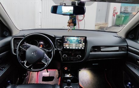 Mitsubishi Outlander III рестайлинг 3, 2016 год, 1 600 000 рублей, 8 фотография