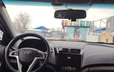 Hyundai Solaris II рестайлинг, 2012 год, 1 000 000 рублей, 6 фотография