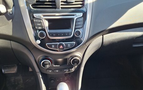 Hyundai Solaris II рестайлинг, 2015 год, 1 050 000 рублей, 10 фотография