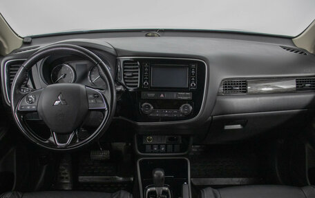 Mitsubishi Outlander III рестайлинг 3, 2017 год, 2 187 000 рублей, 13 фотография