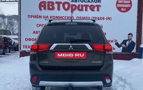 Mitsubishi Outlander III рестайлинг 3, 2015 год, 1 490 000 рублей, 5 фотография