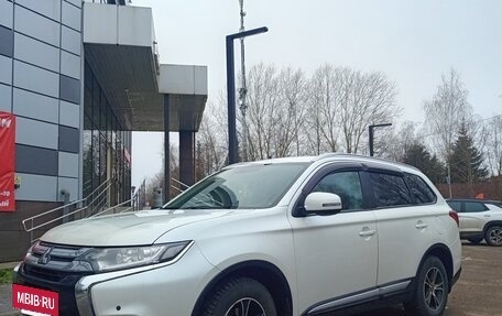 Mitsubishi Outlander III рестайлинг 3, 2015 год, 1 600 000 рублей, 2 фотография