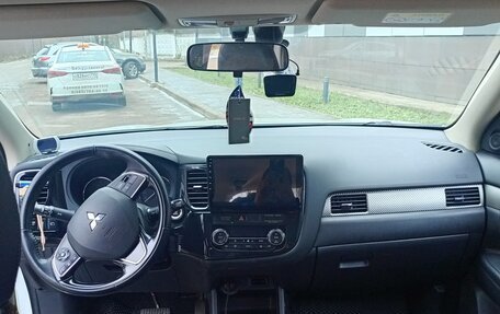 Mitsubishi Outlander III рестайлинг 3, 2015 год, 1 600 000 рублей, 4 фотография