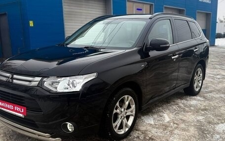 Mitsubishi Outlander III рестайлинг 3, 2013 год, 1 976 000 рублей, 2 фотография