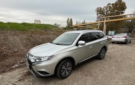 Mitsubishi Outlander III рестайлинг 3, 2019 год, 2 200 000 рублей, 2 фотография