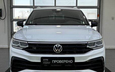 Volkswagen Tiguan II, 2021 год, 4 799 000 рублей, 2 фотография