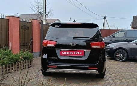 KIA Carnival III, 2017 год, 2 690 000 рублей, 3 фотография