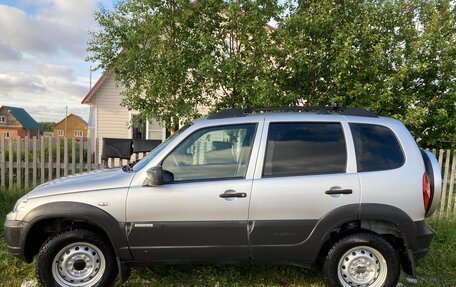 Chevrolet Niva I рестайлинг, 2017 год, 520 000 рублей, 2 фотография