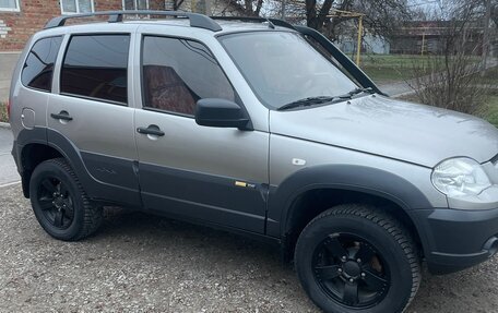 Chevrolet Niva I рестайлинг, 2015 год, 725 000 рублей, 3 фотография