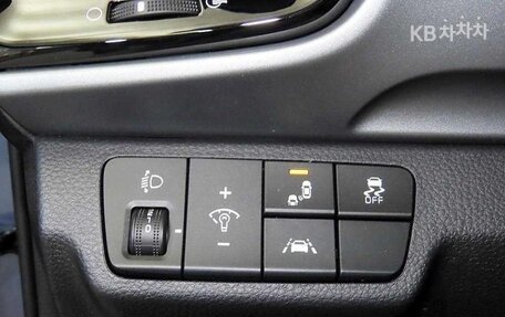 KIA Stonic, 2020 год, 1 600 000 рублей, 13 фотография