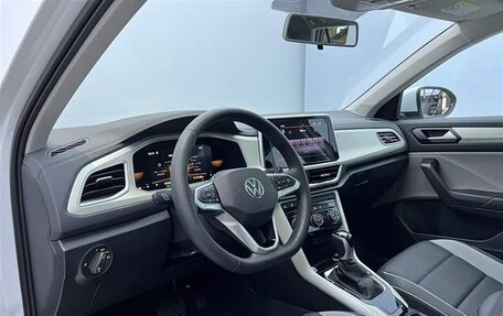 Volkswagen T-Roc I, 2023 год, 2 336 000 рублей, 23 фотография