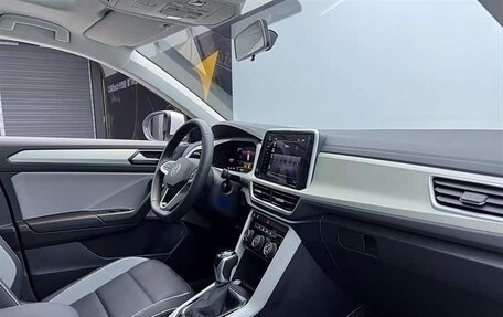 Volkswagen T-Roc I, 2023 год, 2 336 000 рублей, 19 фотография