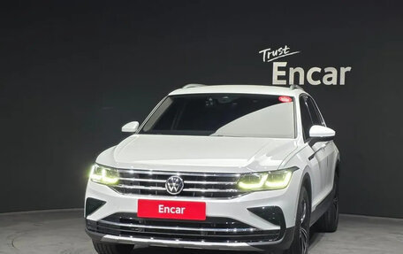Volkswagen Tiguan II, 2021 год, 2 510 050 рублей, 2 фотография