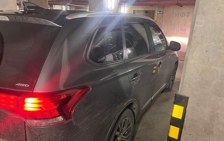 Mitsubishi Outlander III рестайлинг 3, 2017 год, 1 850 000 рублей, 2 фотография