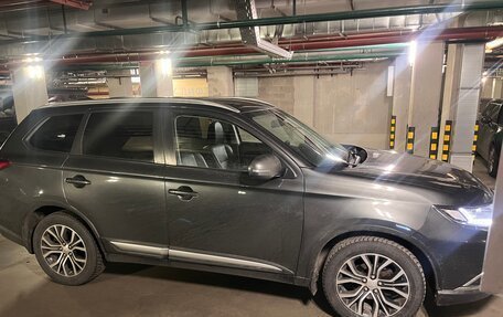 Mitsubishi Outlander III рестайлинг 3, 2017 год, 1 850 000 рублей, 13 фотография