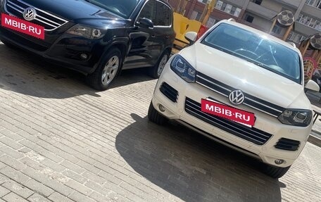 Volkswagen Touareg III, 2011 год, 1 950 000 рублей, 2 фотография