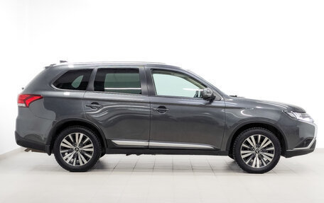 Mitsubishi Outlander III рестайлинг 3, 2021 год, 2 570 000 рублей, 4 фотография