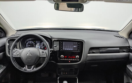 Mitsubishi Outlander III рестайлинг 3, 2021 год, 2 570 000 рублей, 14 фотография