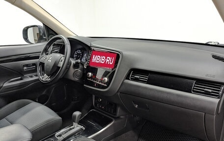 Mitsubishi Outlander III рестайлинг 3, 2021 год, 2 570 000 рублей, 13 фотография
