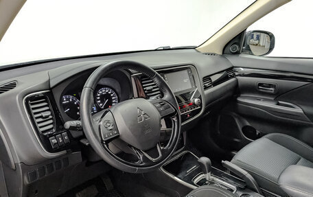 Mitsubishi Outlander III рестайлинг 3, 2021 год, 2 570 000 рублей, 15 фотография